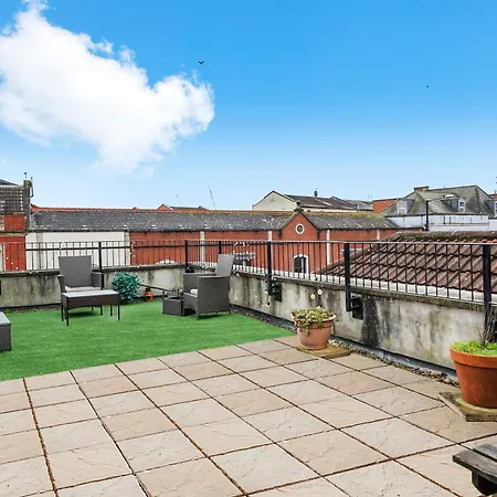 The Rooftop Penthouse - Stylish Escape *